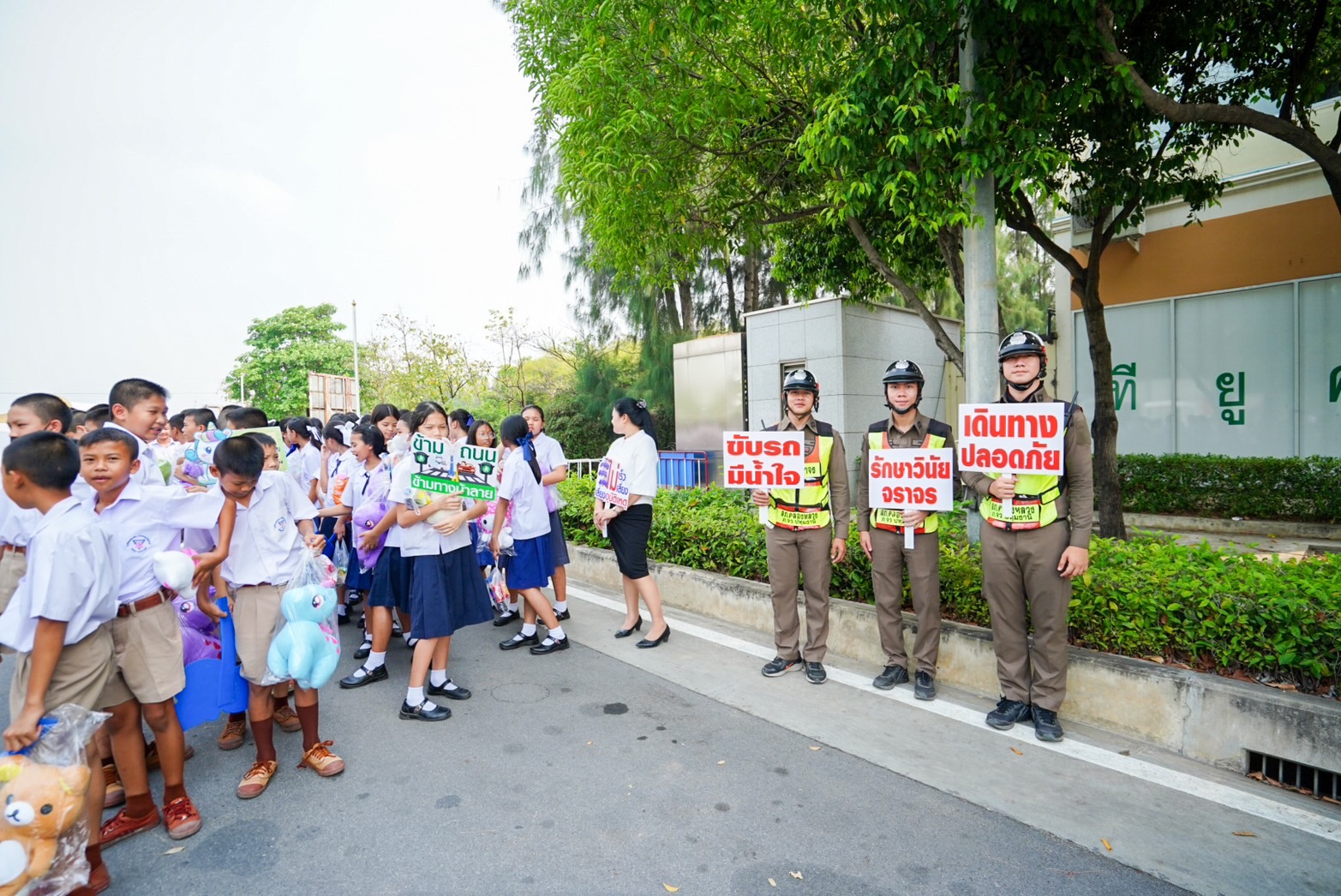 วัดพระธรรมกายให้การต้อนรับและสนับสนุนกิจกรรมการรณรงค์ความปลอดภัยทางถนน แก่นักเรียนโรงเรียนคลองสอง อ.คลองหลวง จ.ปทุมธานี
