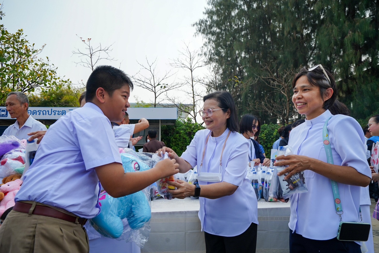 วัดพระธรรมกายให้การต้อนรับและสนับสนุนกิจกรรมการรณรงค์ความปลอดภัยทางถนน แก่นักเรียนโรงเรียนคลองสอง อ.คลองหลวง จ.ปทุมธานี