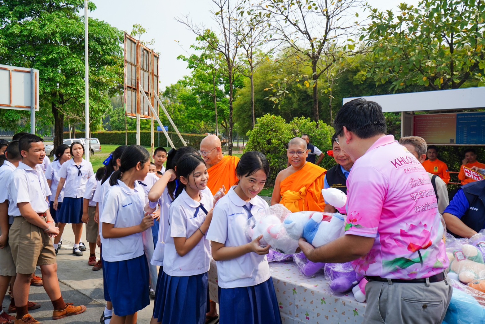 วัดพระธรรมกายให้การต้อนรับและสนับสนุนกิจกรรมการรณรงค์ความปลอดภัยทางถนน แก่นักเรียนโรงเรียนคลองสอง อ.คลองหลวง จ.ปทุมธานี
