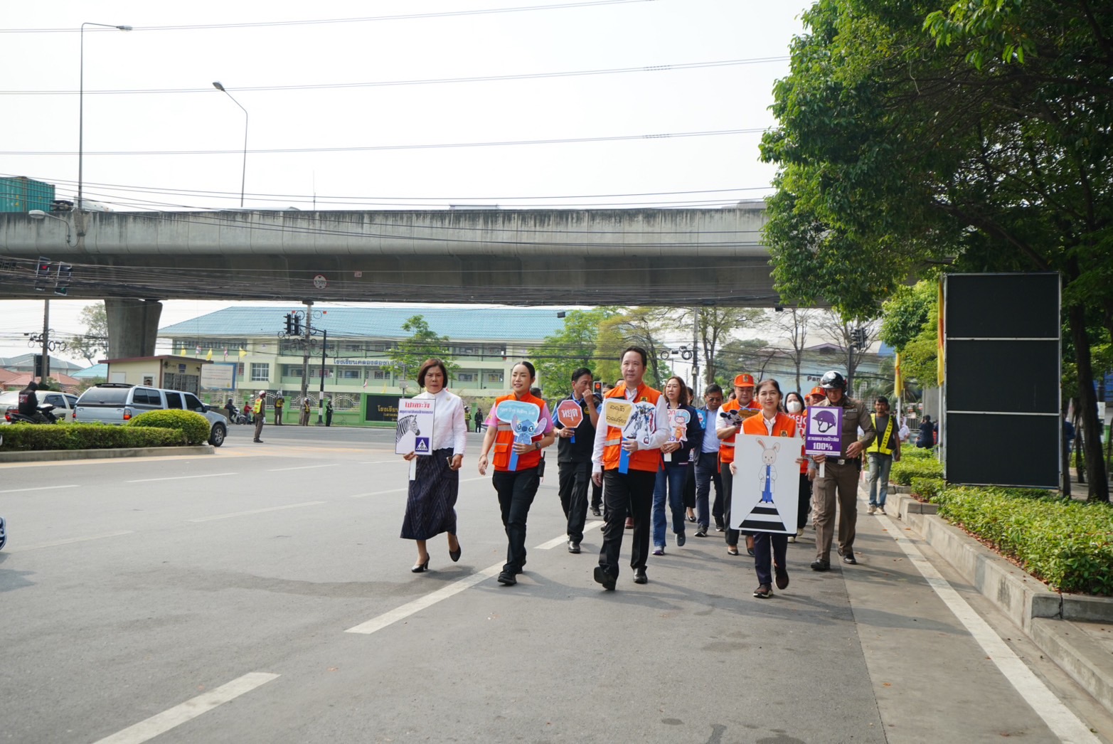 วัดพระธรรมกายให้การต้อนรับและสนับสนุนกิจกรรมการรณรงค์ความปลอดภัยทางถนน แก่นักเรียนโรงเรียนคลองสอง อ.คลองหลวง จ.ปทุมธานี