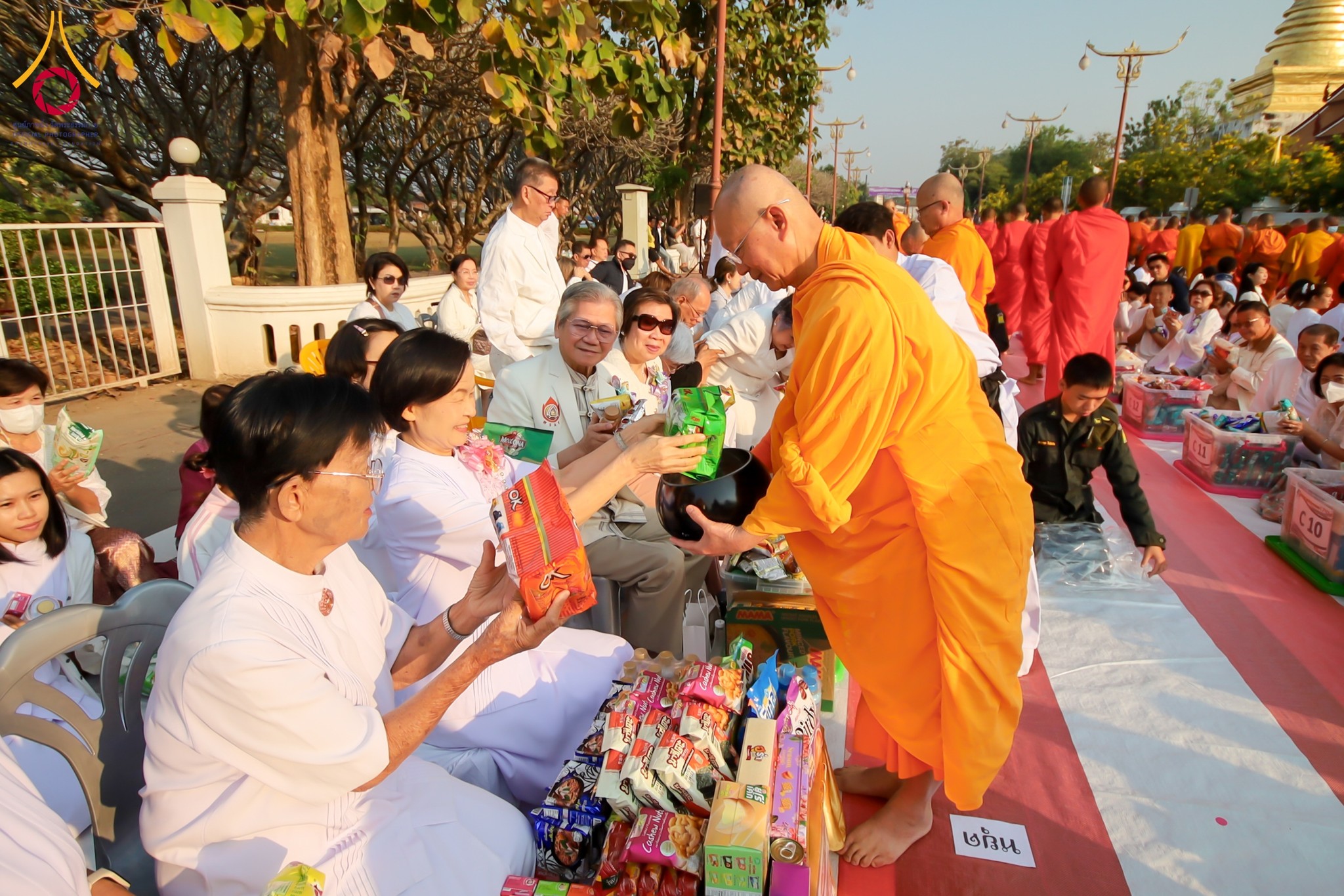 พิธีทำบุญตักบาตรคณะสงฆ์ 1,743 รูป ฉลองนครน่านครบ 743 ปี และช่วยเหลือคณะสงฆ์ 323 วัด 4 จังหวัดชายแดนภาคใต้