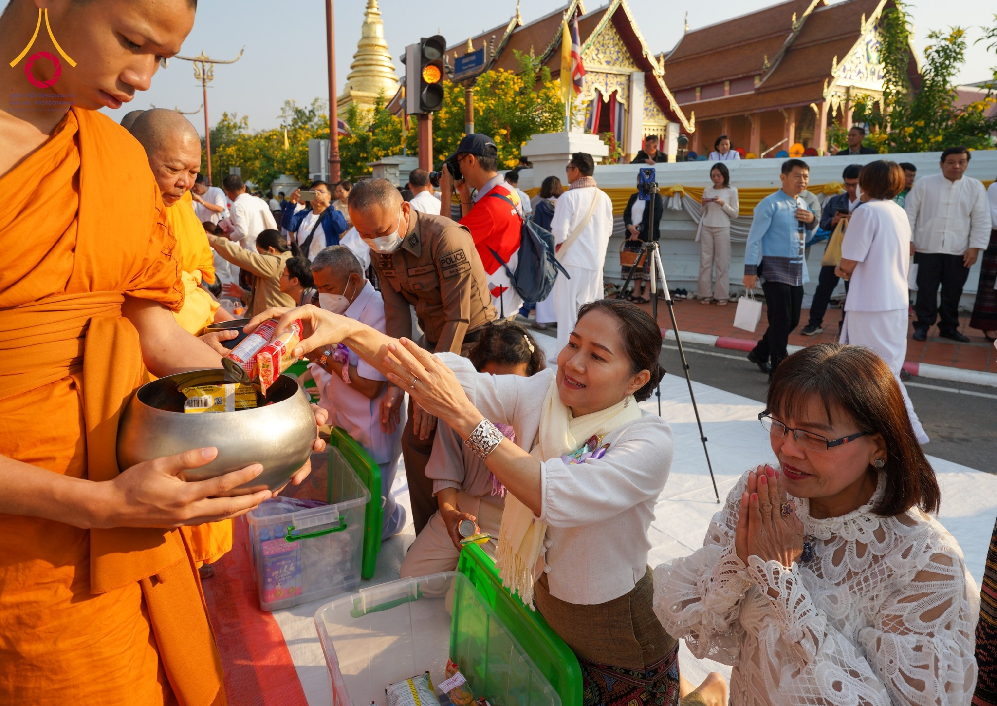 พิธีทำบุญตักบาตรคณะสงฆ์ 1,743 รูป ฉลองนครน่านครบ 743 ปี และช่วยเหลือคณะสงฆ์ 323 วัด 4 จังหวัดชายแดนภาคใต้