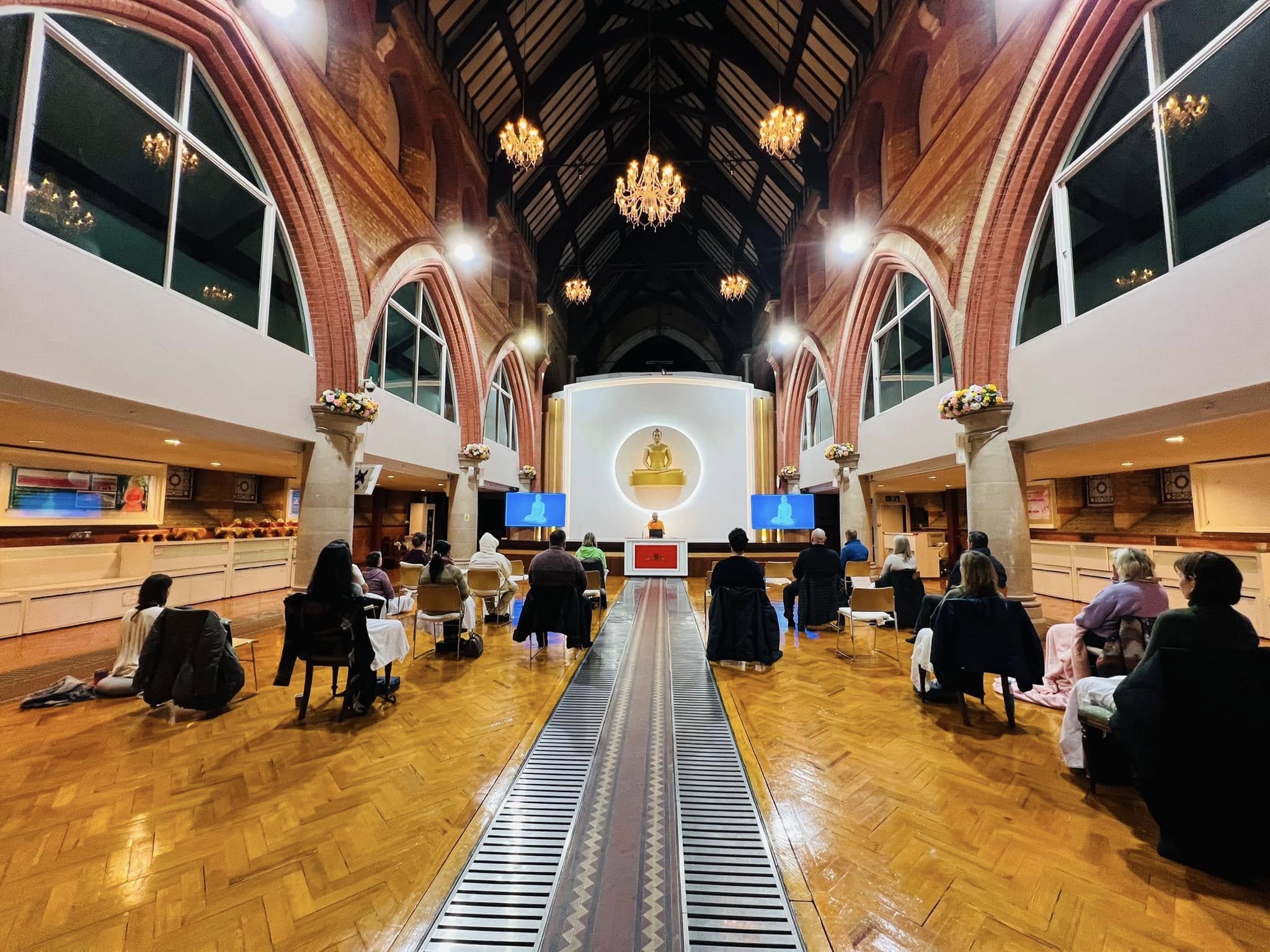 วัดพระธรรมกายลอนดอน จัดปฏิบัติธรรมแก่ชาวท้องถิ่น