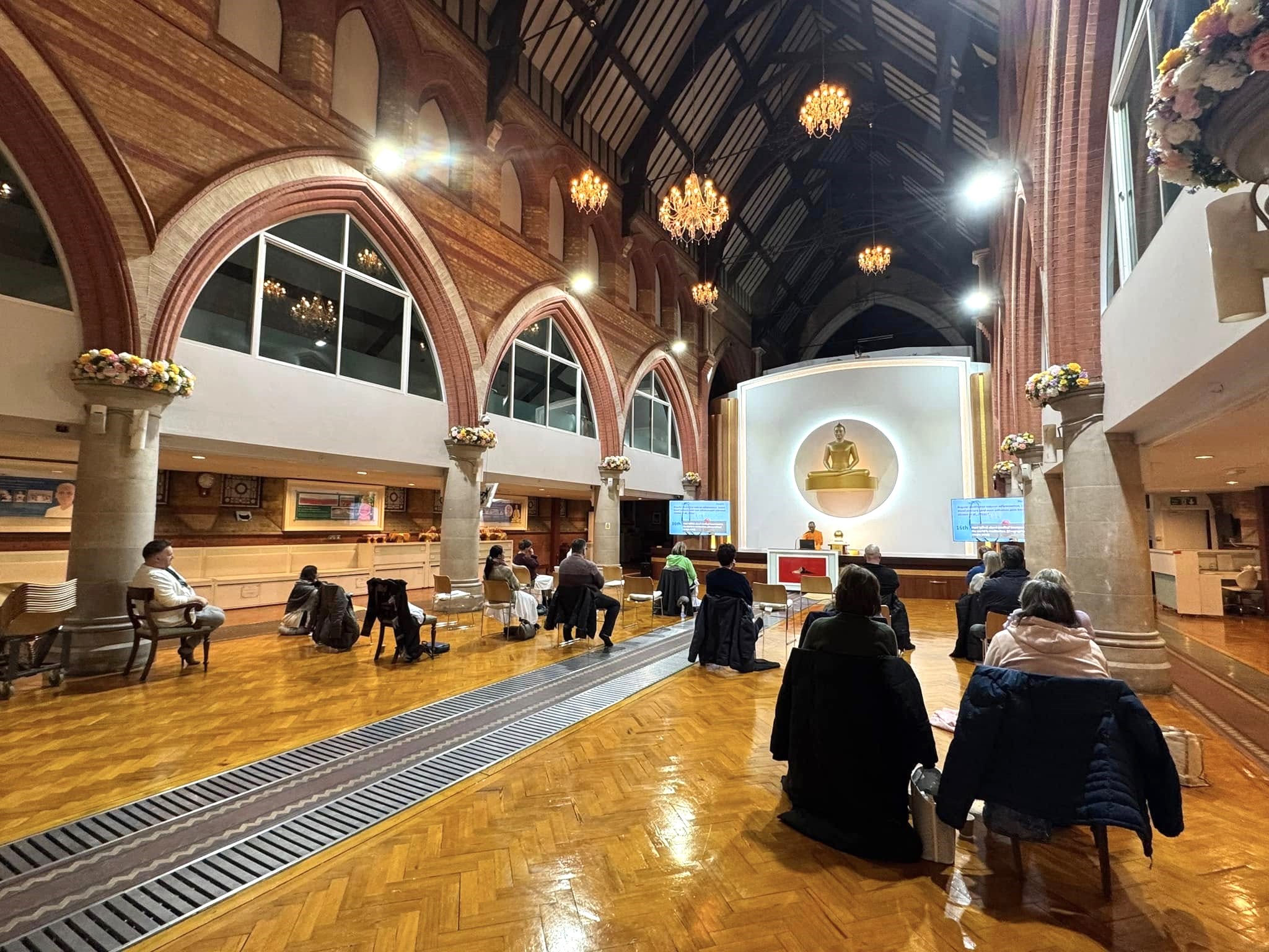 วัดพระธรรมกายลอนดอน จัดปฏิบัติธรรมแก่ชาวท้องถิ่น