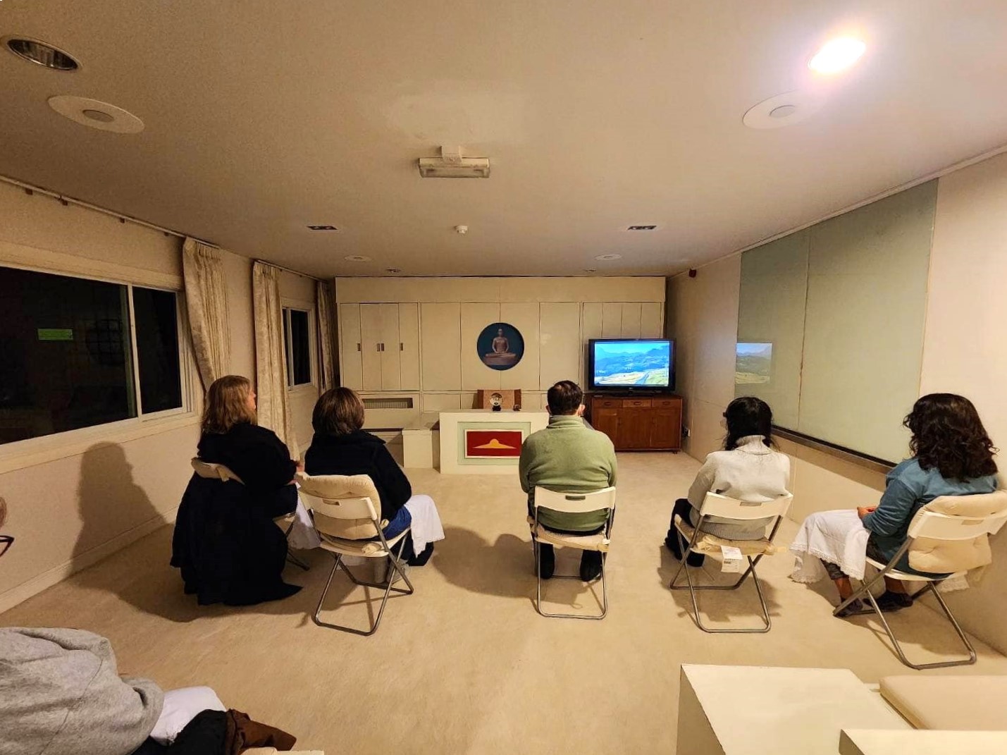 วัดพระธรรมกายลอนดอน จัดปฏิบัติธรรมแก่ชาวท้องถิ่น