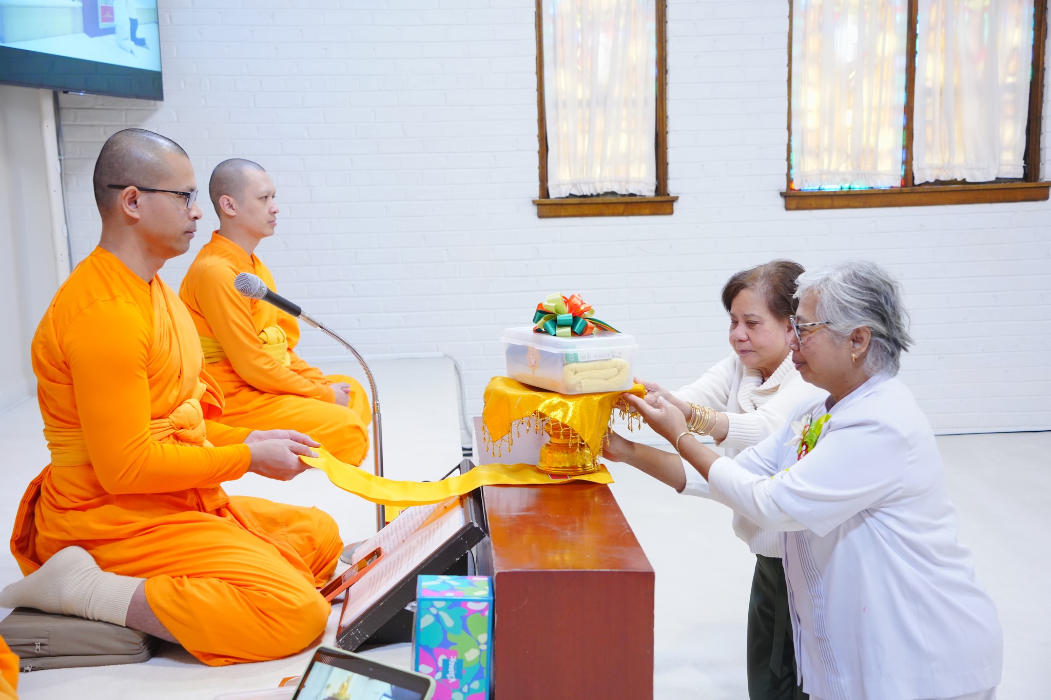 วัดพระธรรมกายชิคาโก จัดพิธีถวายกองบุญยารักษาโรค