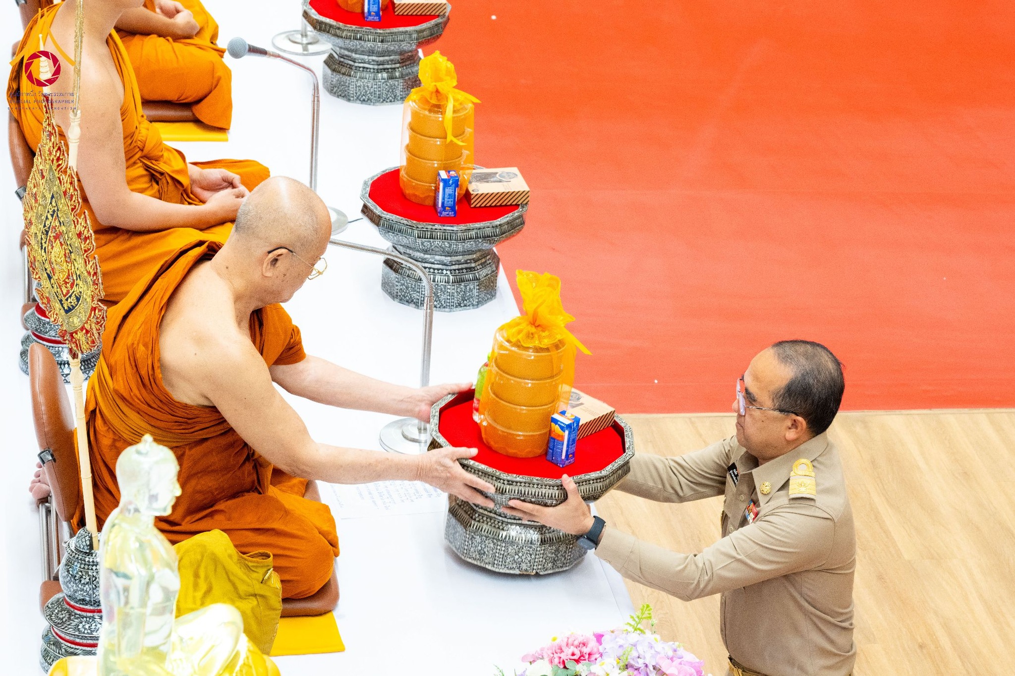 พระบาทสมเด็จพระเจ้าอยู่หัวทรงพระกรุณาโปรดเกล้าฯ พระราชทานภัตตาหารพระราชทาน แด่พระภิกษุ สามเณร ในการสอบบาลีสนามหลวง
