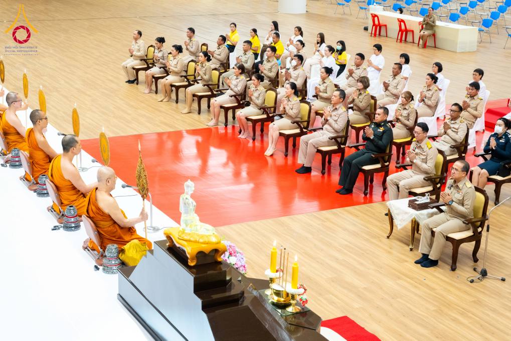 His Majesty the King offers lunch to all examinees of Pali test of Royal Dhamma Studies Office at Wat Phra Dhammakaya.
