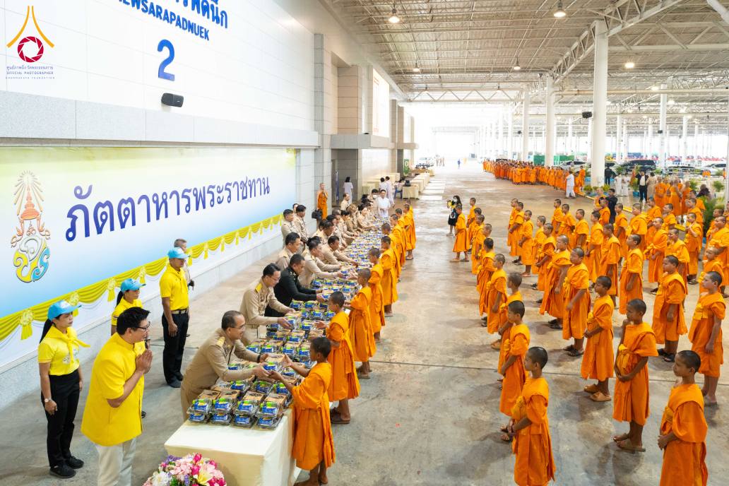His Majesty the King offers lunch to all examinees of Pali test of Royal Dhamma Studies Office at Wat Phra Dhammakaya.