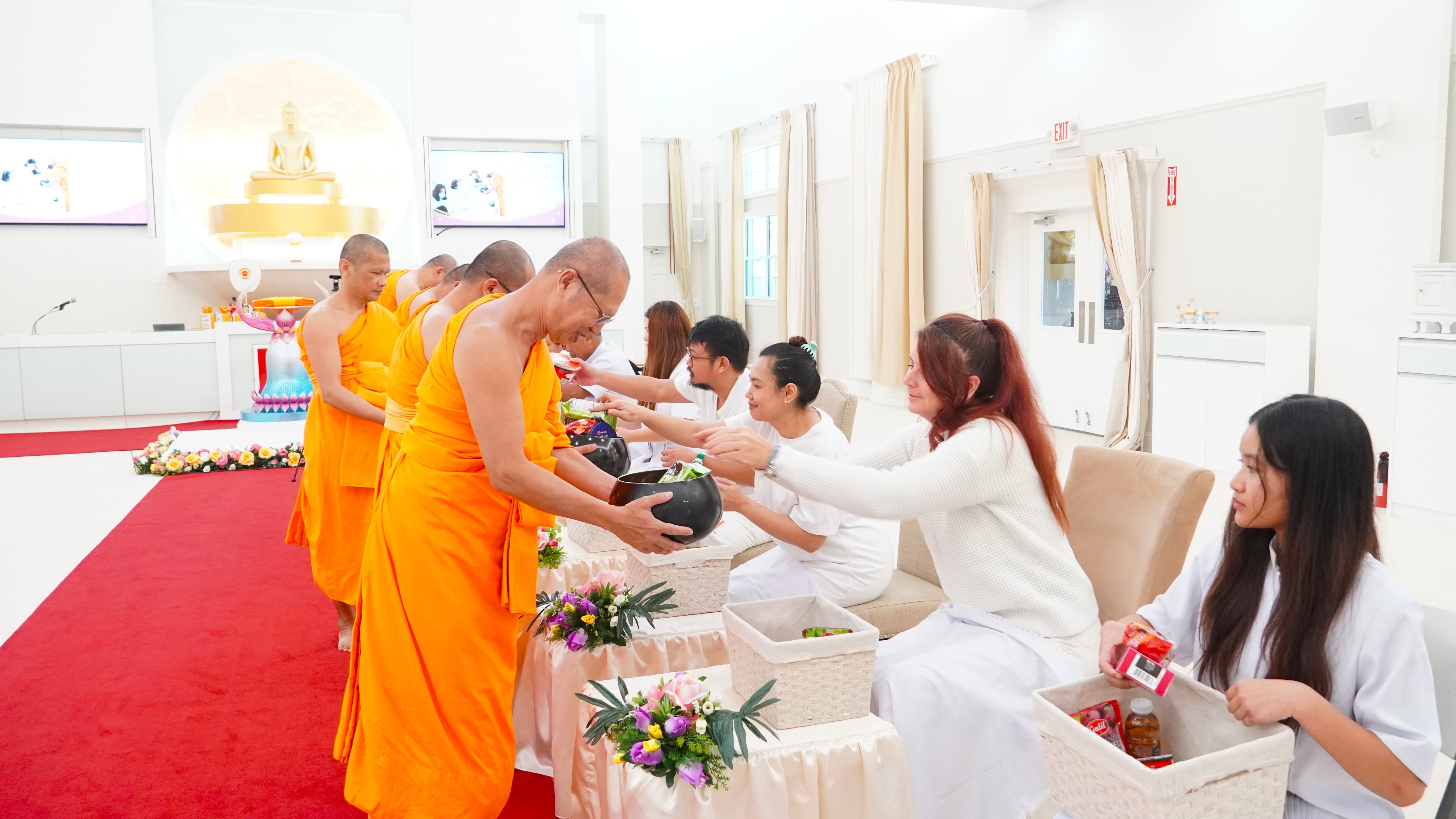 วัดพระธรรมกายฟลอริดา จัดพิธีทอดผ้าป่าบำรุงวัด