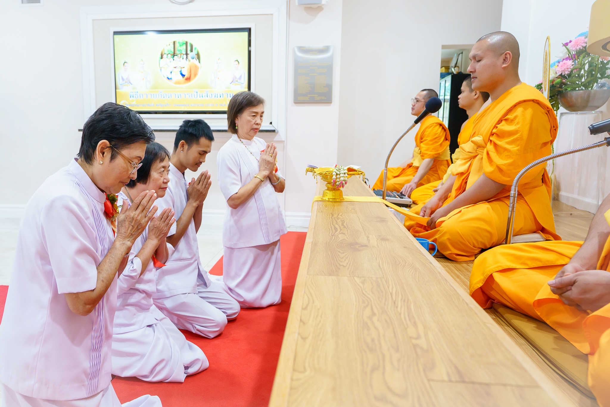 วัดพระธรรมกายปาล์มบีช จัดพิธีถวายกองบุญยารักษาโรค