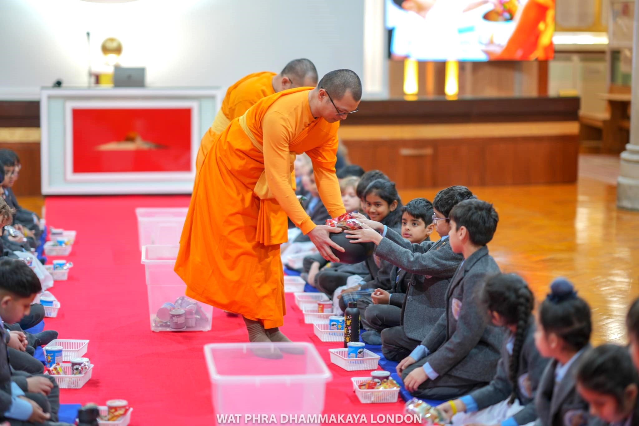 นักเรียน Eton End Prep school มาเยี่ยมชมและศึกษาพระพุทธศาสนา ณ วัดพระธรรมกายลอนดอน