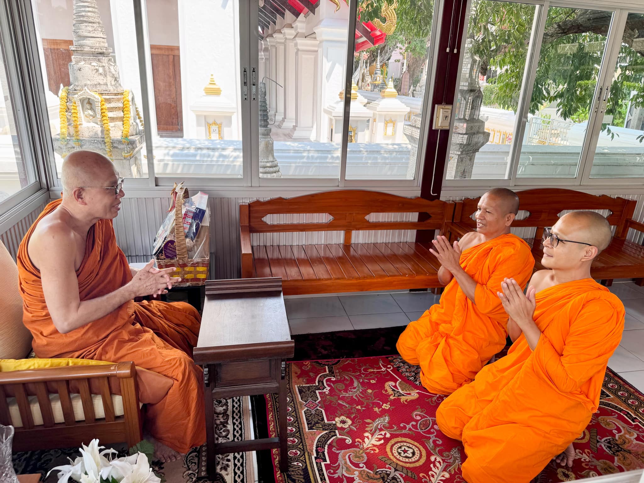 รองเจ้าคณะจังหวัดปทุมธานี รับถวายไทยธรรมขอบพระคุณ จากเจ้าอาวาสวัดพระธรรมกาย