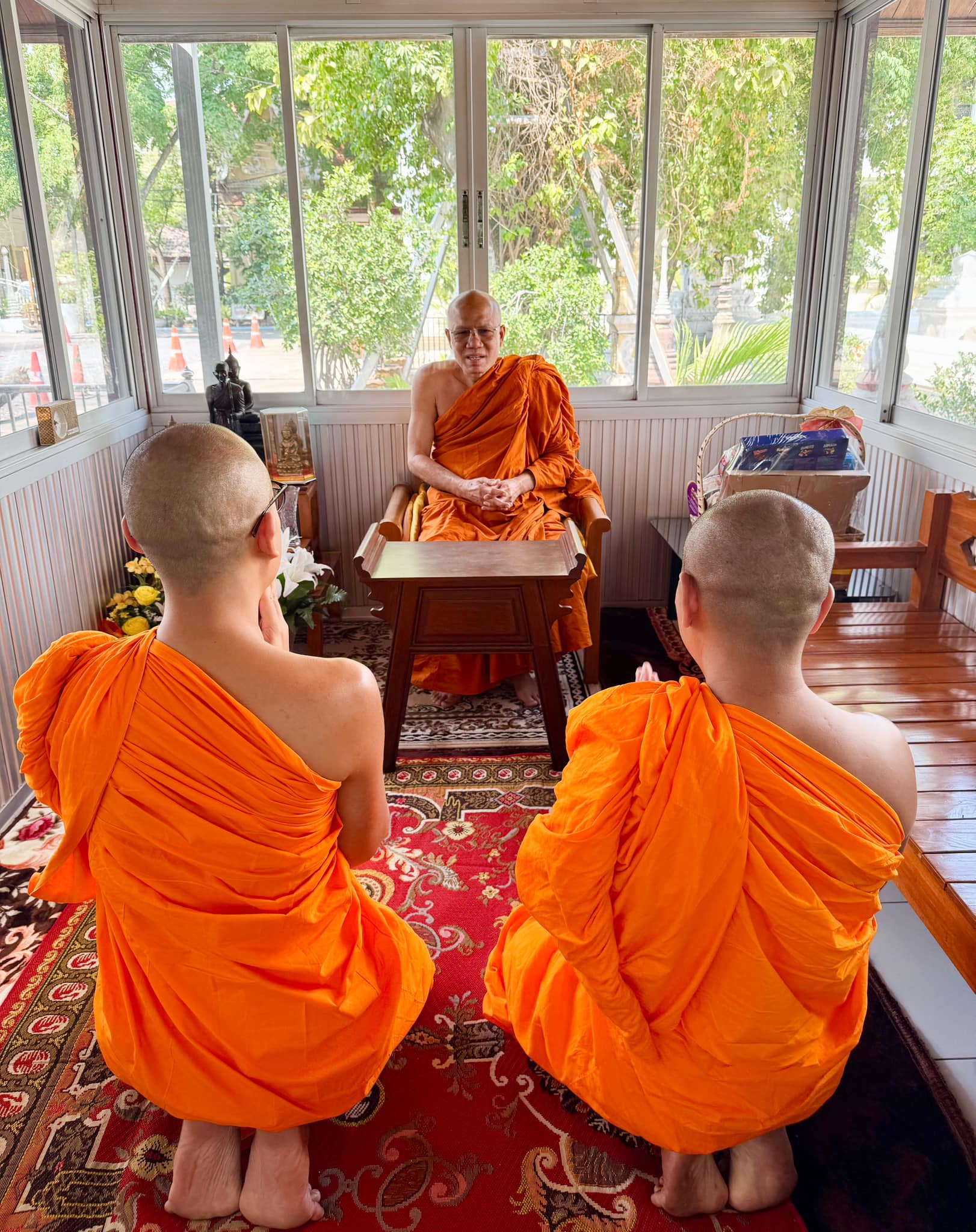 รองเจ้าคณะจังหวัดปทุมธานี รับถวายไทยธรรมขอบพระคุณ จากเจ้าอาวาสวัดพระธรรมกาย