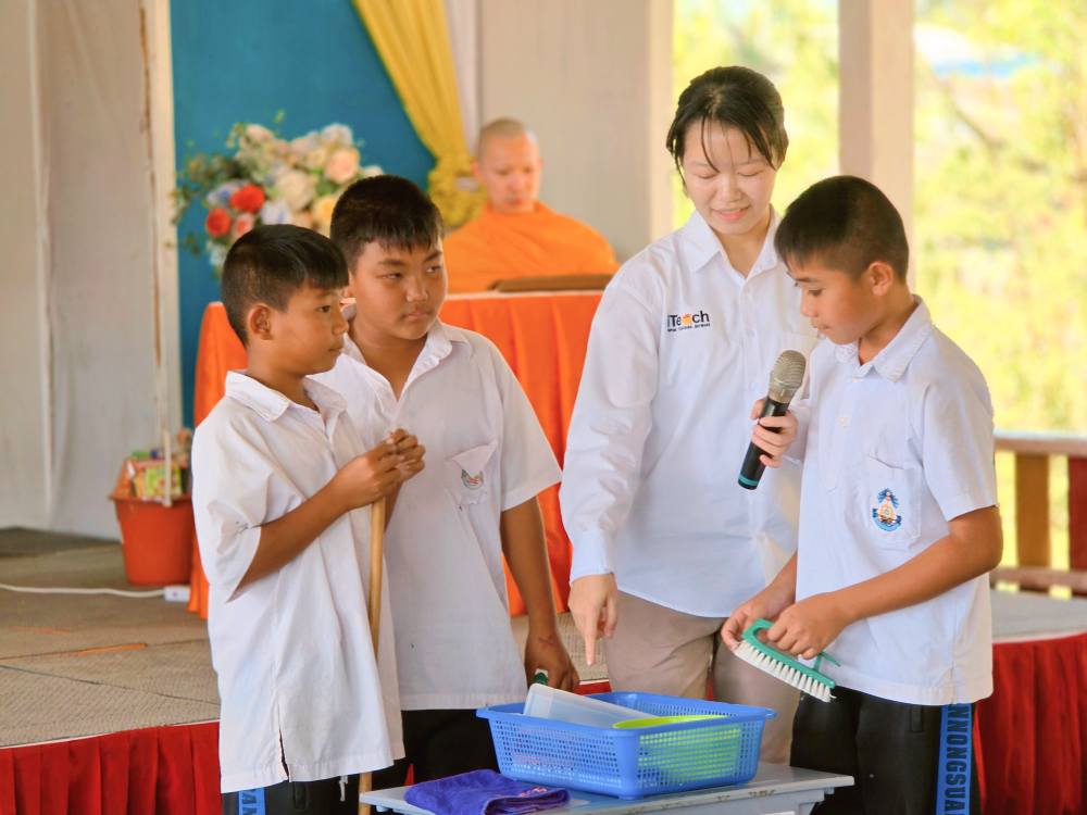 โรงเรียนบ้านหนองสรวง เข้าค่ายอบรมศีลธรรม
