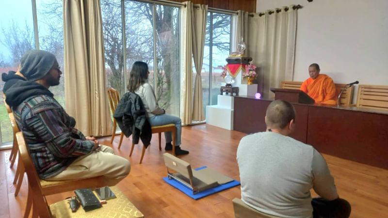 วัดพระธรรมกายแวนคูเวอร์ จัดกิจกรรมฝึกนั่งสมาธิแก่ชาวท้องถิ่น