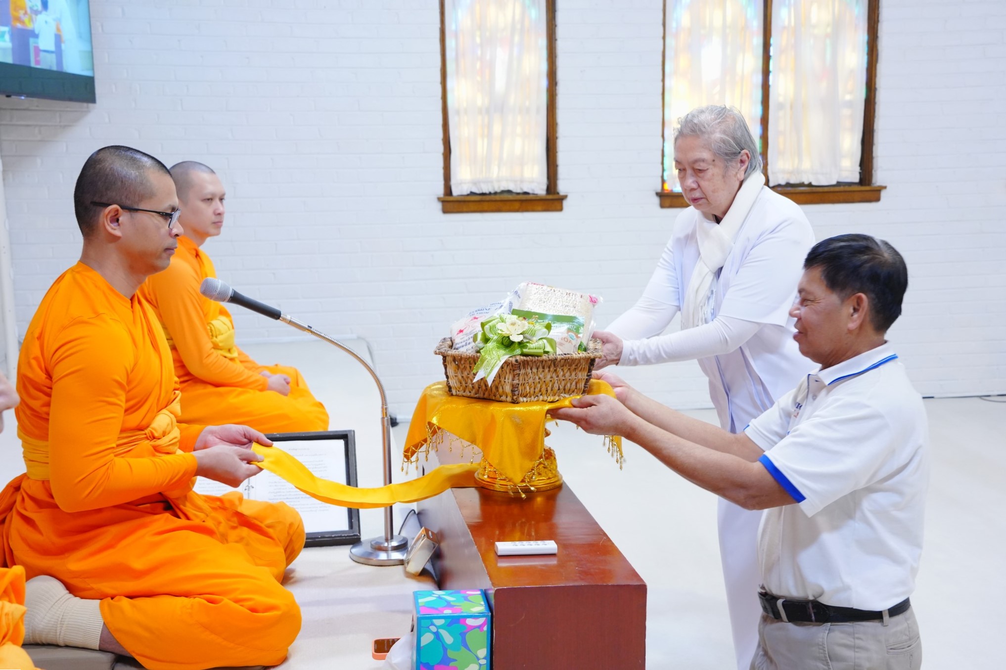 วัดพระธรรมกายชิคาโก จัดพิธีถวายกองบุญข้าวสาร