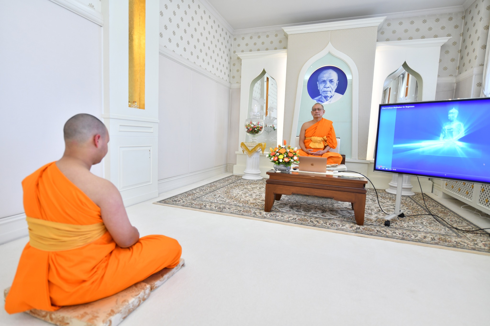 เจ้าอาวาสวัดพระธรรมกายลอนดอน อบรมให้ความรู้ แก่พระเดนิช จกฺกธมฺโม