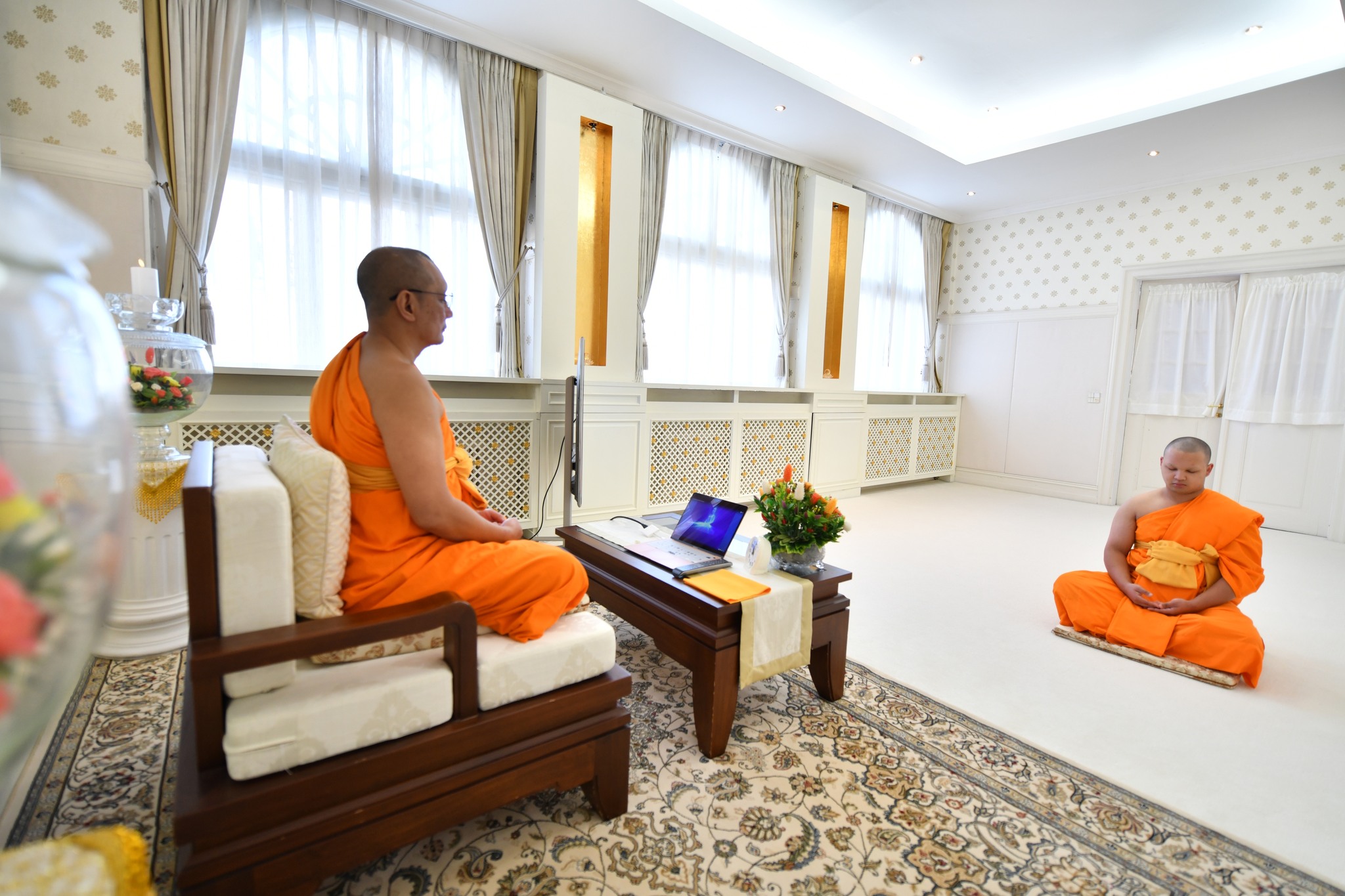 เจ้าอาวาสวัดพระธรรมกายลอนดอน อบรมให้ความรู้ แก่พระเดนิช จกฺกธมฺโม