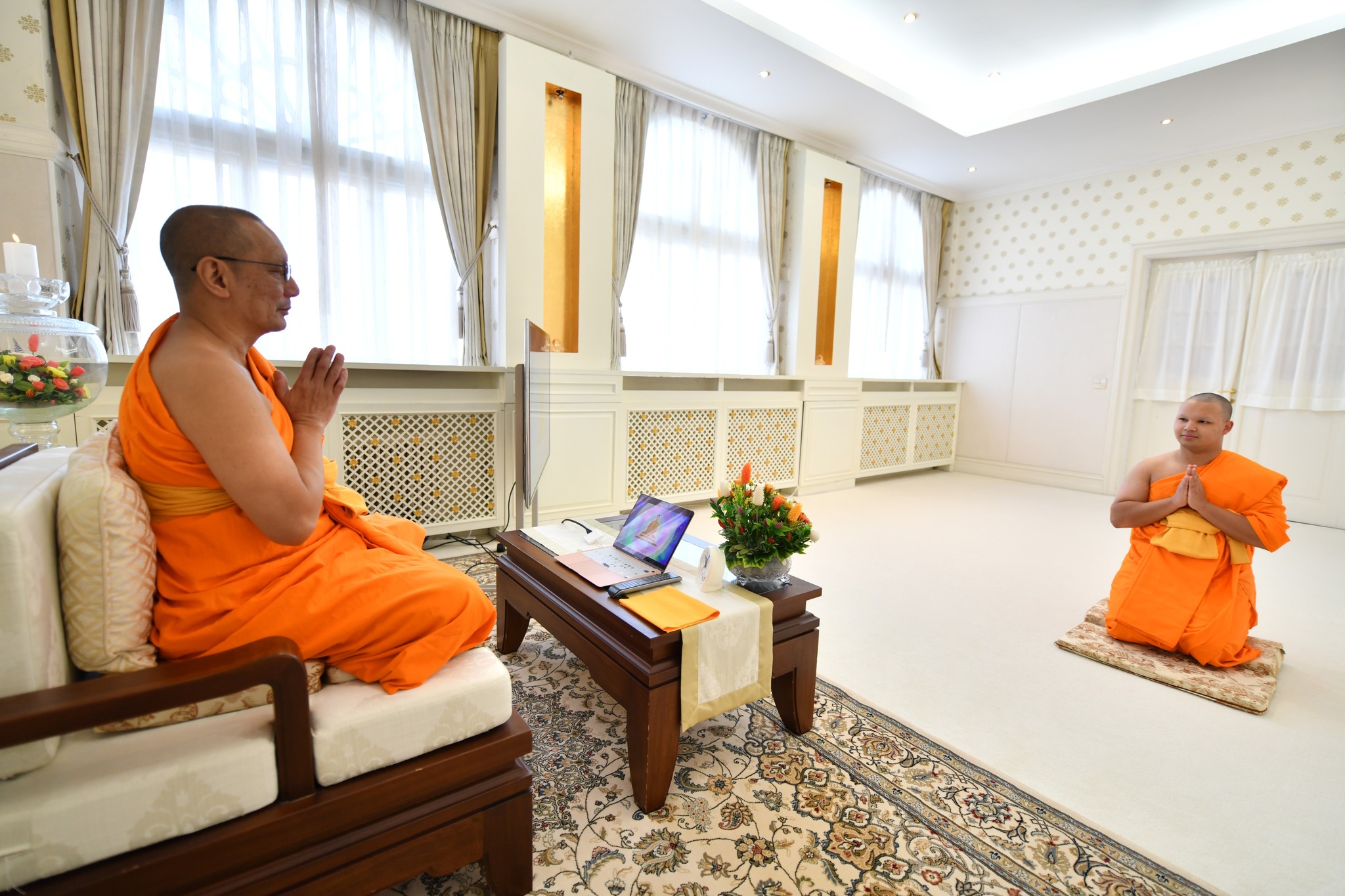 เจ้าอาวาสวัดพระธรรมกายลอนดอน อบรมให้ความรู้ แก่พระเดนิช จกฺกธมฺโม