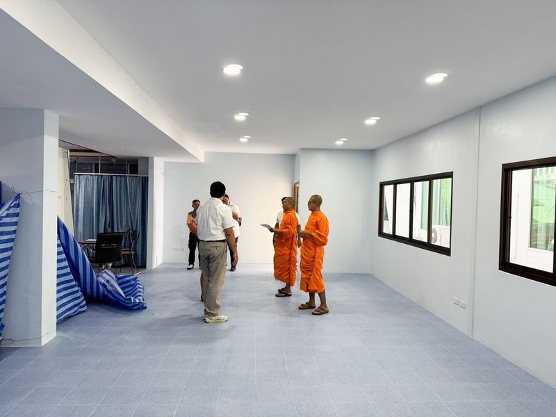 Wat Phra Dhammakaya provides financial support for the building construction of Khlong Luang district office.