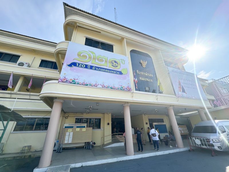 Wat Phra Dhammakaya provides financial support for the building construction of Khlong Luang district office.