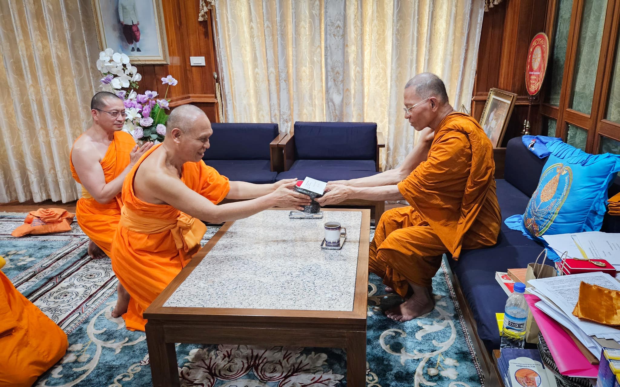 ประธานสมัชชามหาคณิสสร รับถวายปัจจัยสนับสนุนการสอบพระอุปัชฌาย์ จากเจ้าอาวาสวัดพระธรรมกาย