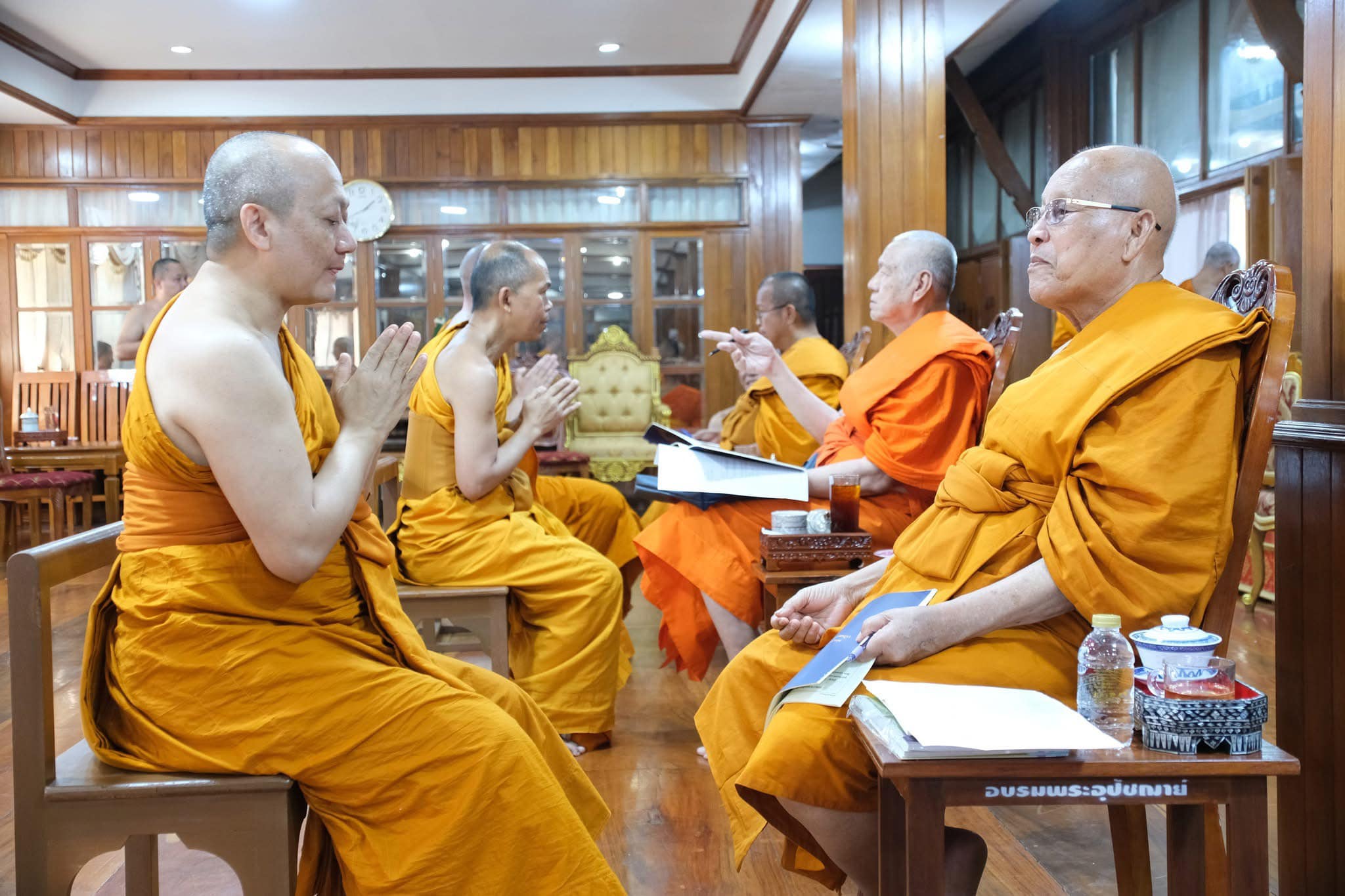 ประธานสมัชชามหาคณิสสร รับถวายปัจจัยสนับสนุนการสอบพระอุปัชฌาย์ จากเจ้าอาวาสวัดพระธรรมกาย