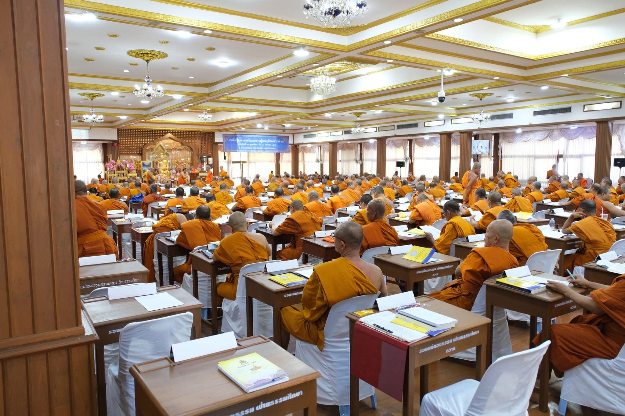 ประธานสมัชชามหาคณิสสร รับถวายปัจจัยสนับสนุนการสอบพระอุปัชฌาย์ จากเจ้าอาวาสวัดพระธรรมกาย