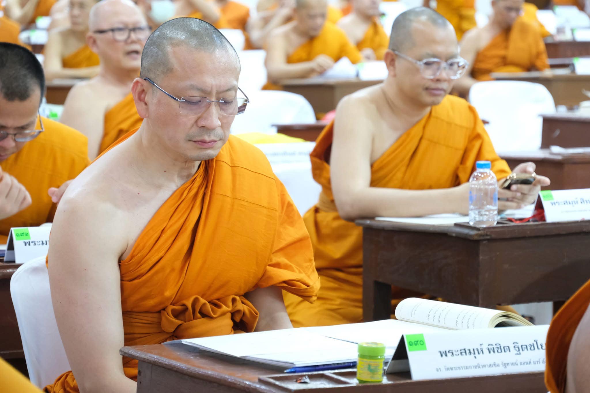 ประธานสมัชชามหาคณิสสร รับถวายปัจจัยสนับสนุนการสอบพระอุปัชฌาย์ จากเจ้าอาวาสวัดพระธรรมกาย