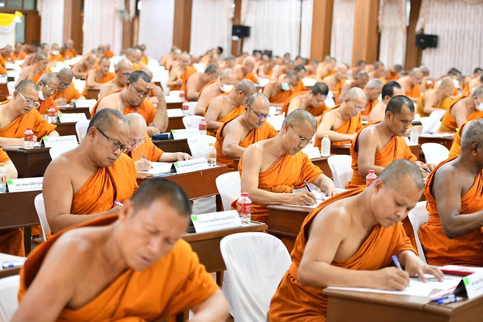 ประธานสมัชชามหาคณิสสร รับถวายปัจจัยสนับสนุนการสอบพระอุปัชฌาย์ จากเจ้าอาวาสวัดพระธรรมกาย