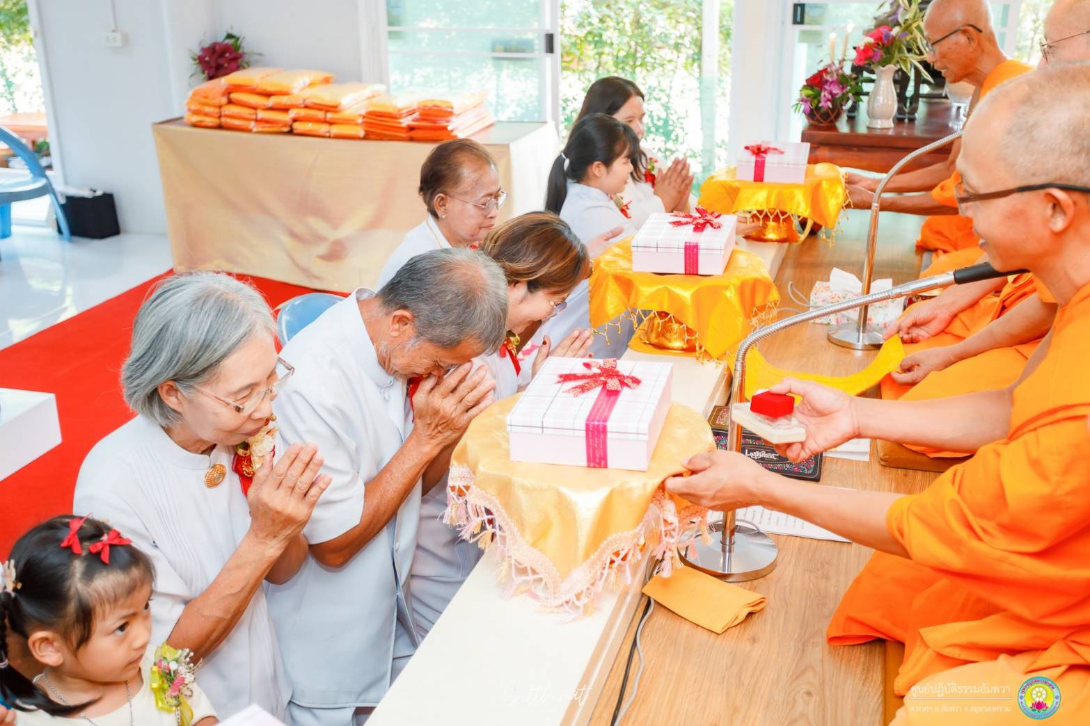 ศูนย์ปฏิบัติธรรมอัมพวา จัดพิธีทอดผ้าป่า