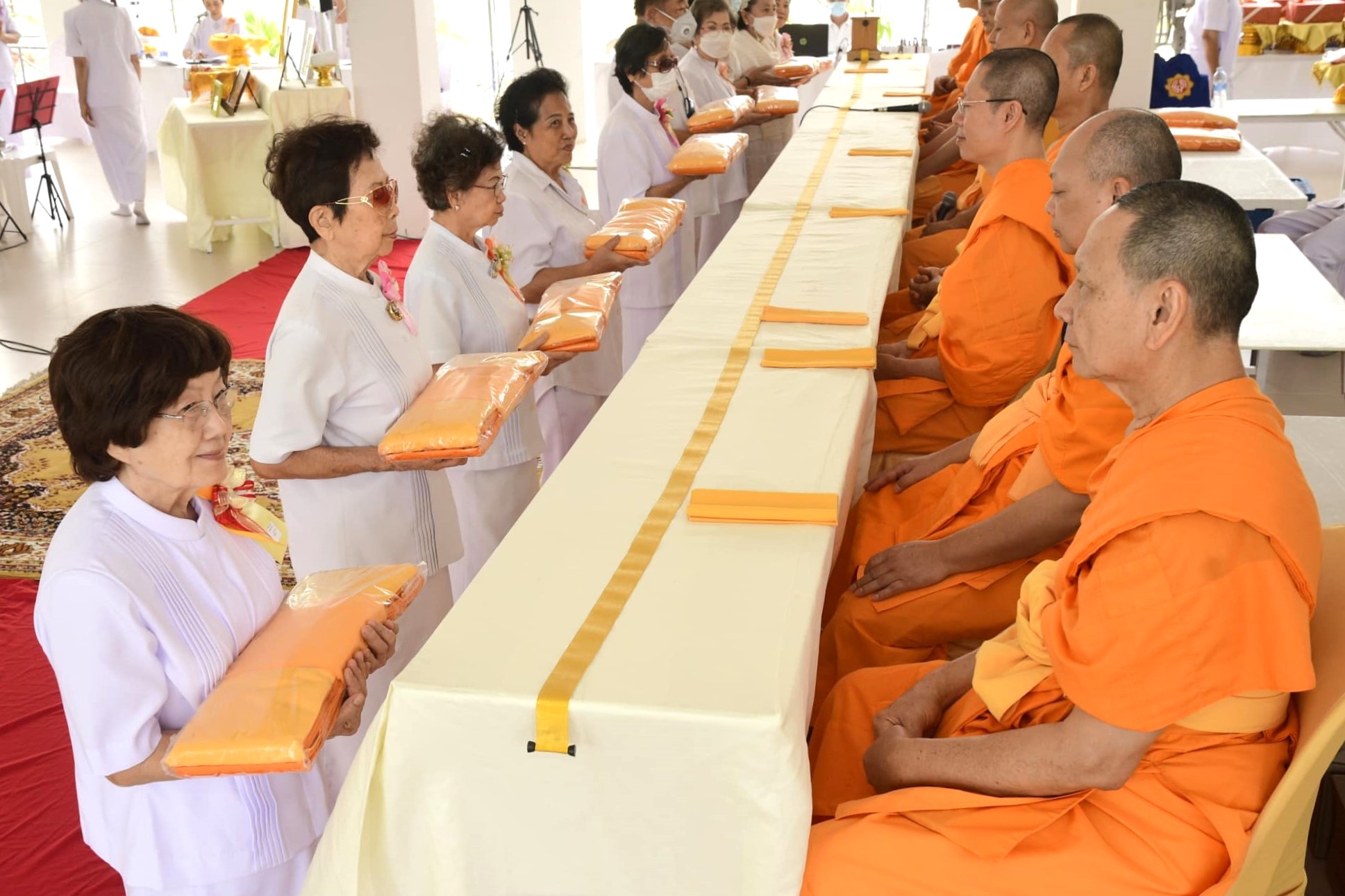 ศูนย์ปฏิบัติธรรมน้ำใสใจสว่าง จัดพิธีทอดผ้าป่าติดตั้งสเตท และเครื่องปรับอากาศ