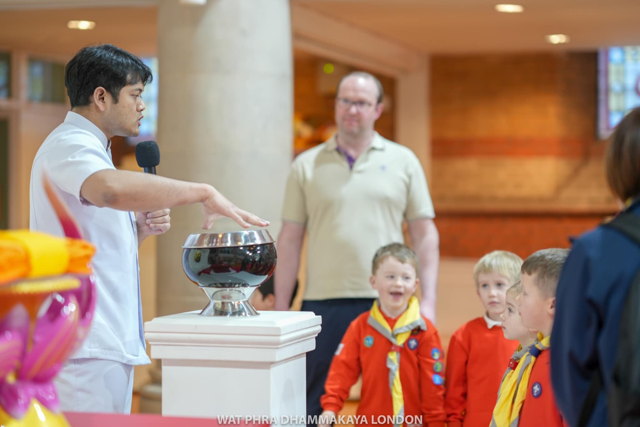 ลูกเสือน้อยจาก St John 1st division squirrel group มาเยี่ยมชมวัดพระธรรมกายลอนดอน
