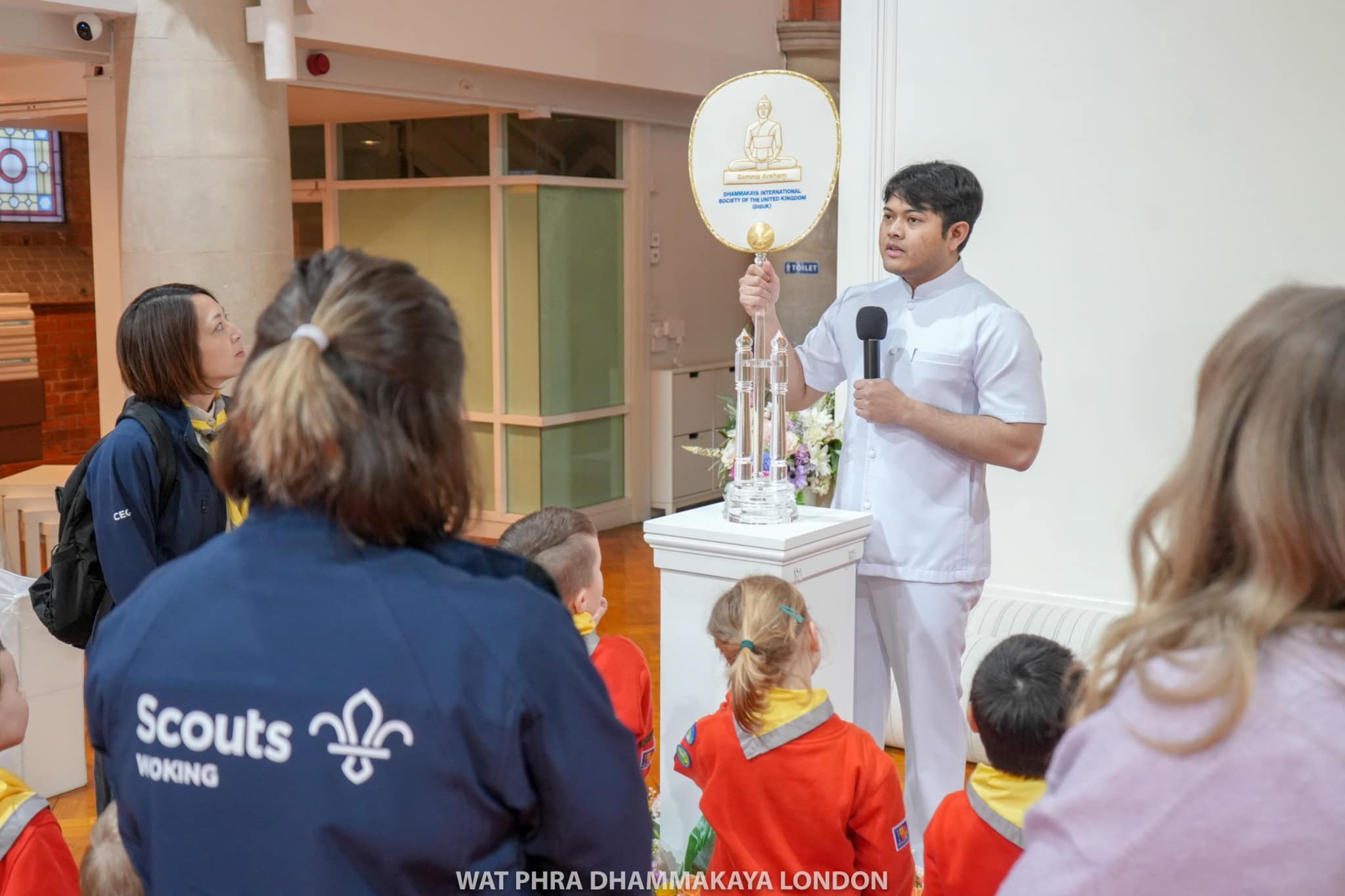 ลูกเสือน้อยจาก St John 1st division squirrel group มาเยี่ยมชมวัดพระธรรมกายลอนดอน