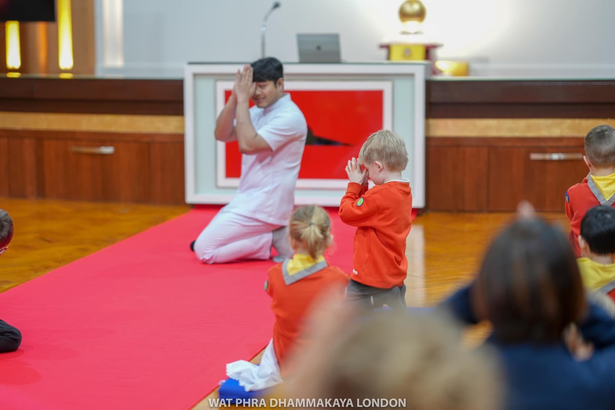 ลูกเสือน้อยจาก St John 1st division squirrel group มาเยี่ยมชมวัดพระธรรมกายลอนดอน