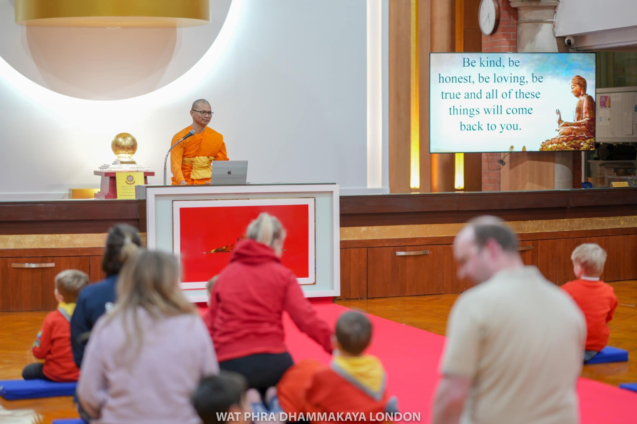 ลูกเสือน้อยจาก St John 1st division squirrel group มาเยี่ยมชมวัดพระธรรมกายลอนดอน