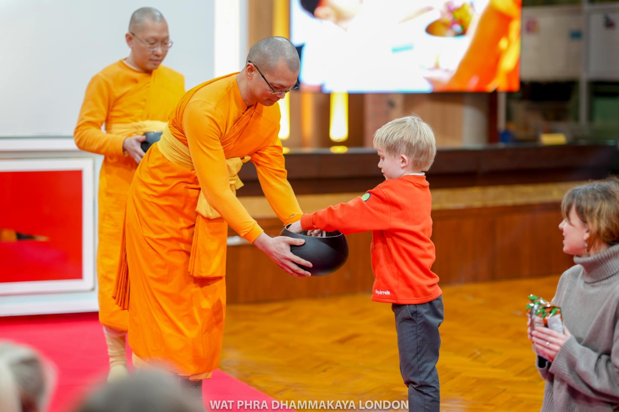 ลูกเสือน้อยจาก St John 1st division squirrel group มาเยี่ยมชมวัดพระธรรมกายลอนดอน