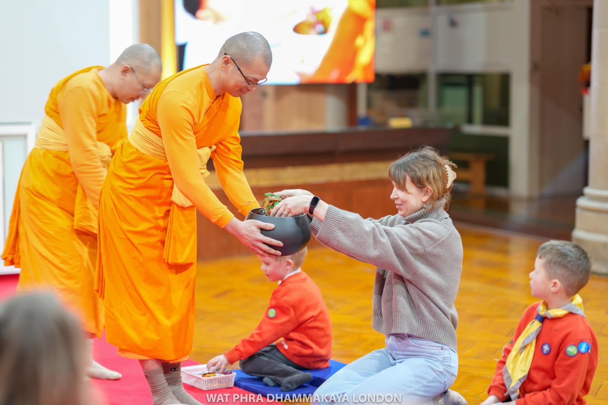 ลูกเสือน้อยจาก St John 1st division squirrel group มาเยี่ยมชมวัดพระธรรมกายลอนดอน