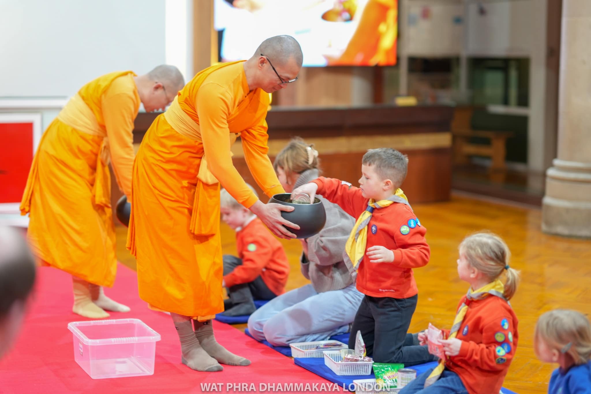 ลูกเสือน้อยจาก St John 1st division squirrel group มาเยี่ยมชมวัดพระธรรมกายลอนดอน