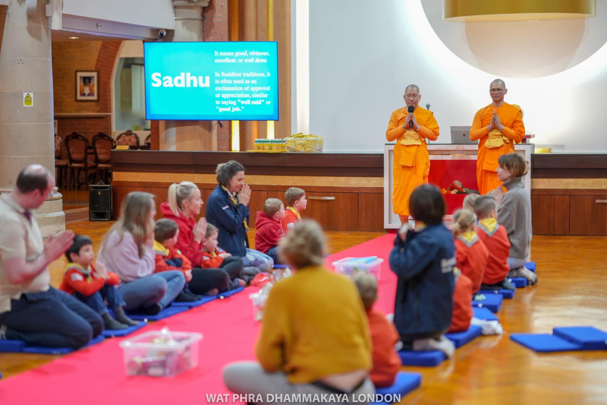 ลูกเสือน้อยจาก St John 1st division squirrel group มาเยี่ยมชมวัดพระธรรมกายลอนดอน