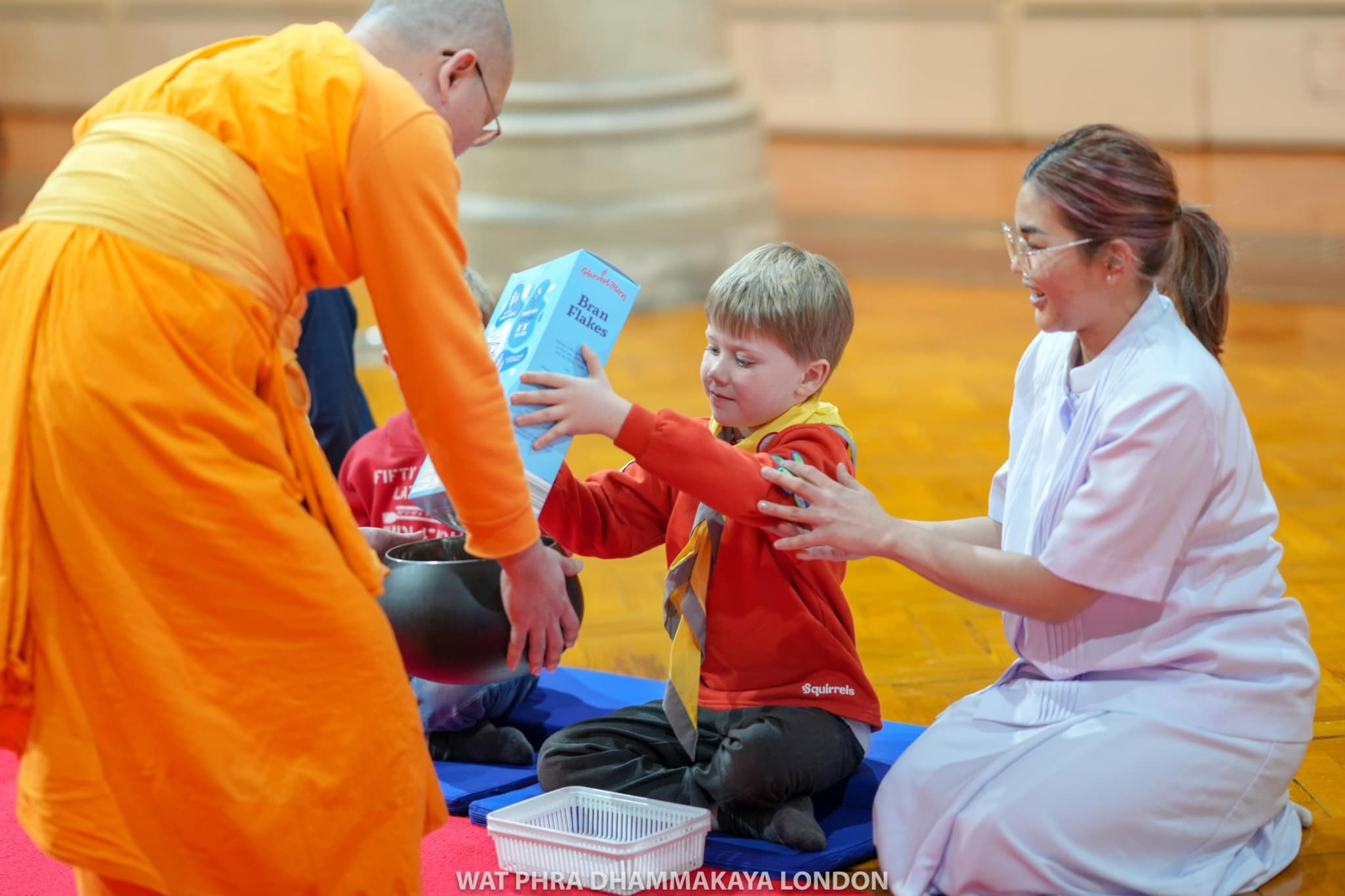 ลูกเสือน้อยจาก St John 1st division squirrel group มาเยี่ยมชมวัดพระธรรมกายลอนดอน