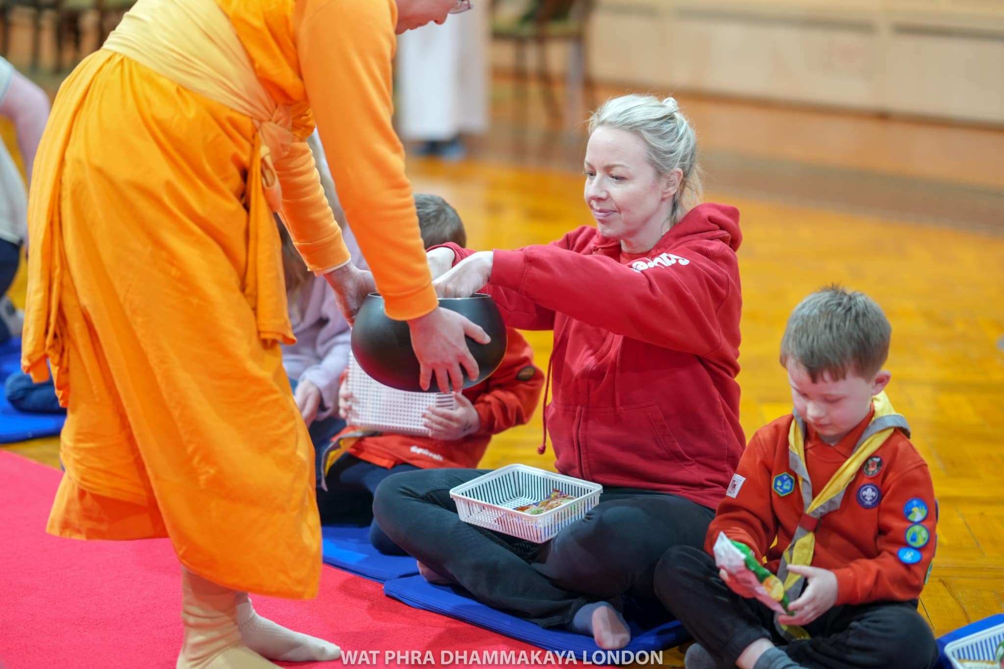 ลูกเสือน้อยจาก St John 1st division squirrel group มาเยี่ยมชมวัดพระธรรมกายลอนดอน