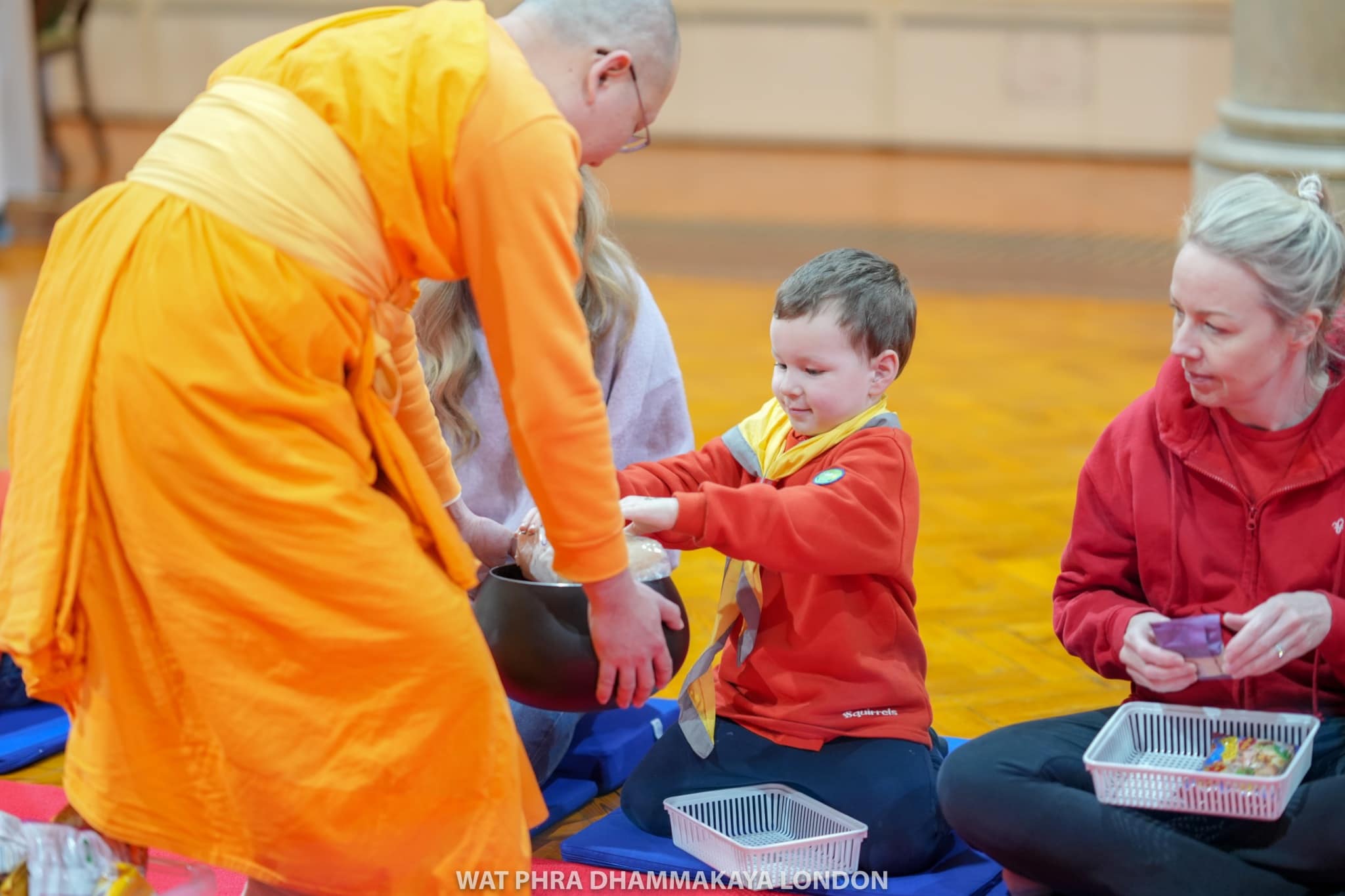 ลูกเสือน้อยจาก St John 1st division squirrel group มาเยี่ยมชมวัดพระธรรมกายลอนดอน