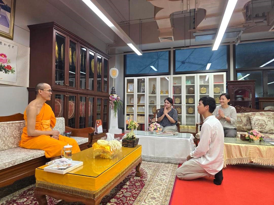 ผู้ช่วยเจ้าอาวาสวัดพระธรรมกาย ได้ให้การต้อนรับ หัวหน้าภาควิชาพุทธศาสตร์ศึกษา มหาวิทยาลัยโอตานิ เเละคณะ