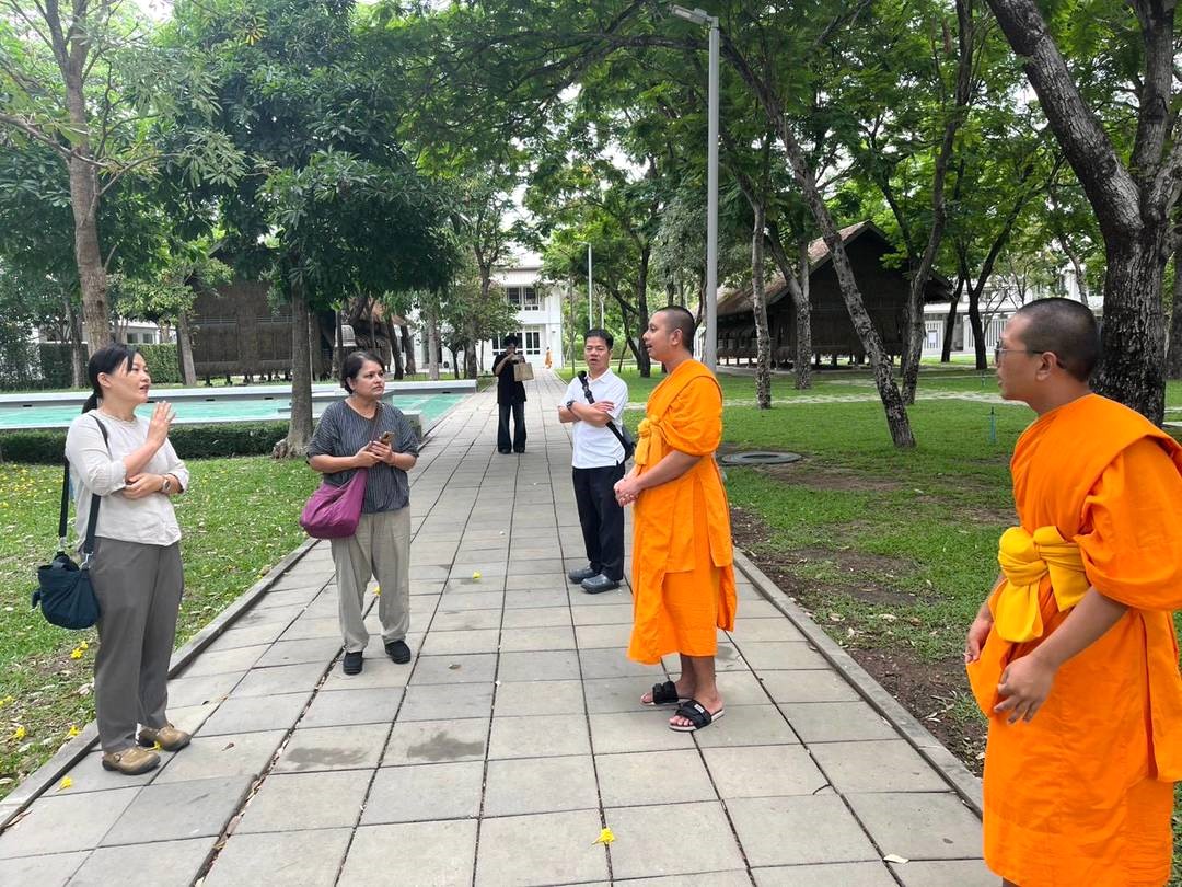 ผู้ช่วยเจ้าอาวาสวัดพระธรรมกาย ได้ให้การต้อนรับ หัวหน้าภาควิชาพุทธศาสตร์ศึกษา มหาวิทยาลัยโอตานิ เเละคณะ