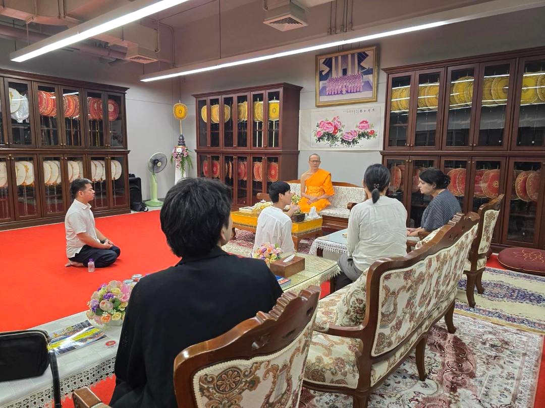 ผู้ช่วยเจ้าอาวาสวัดพระธรรมกาย ได้ให้การต้อนรับ หัวหน้าภาควิชาพุทธศาสตร์ศึกษา มหาวิทยาลัยโอตานิ เเละคณะ