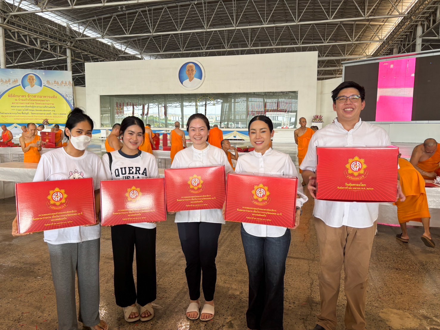 เจ้าหน้าที่วัดพระธรรมกาย และสาธุชน ร่วมพับกล่องไทยธรรม เตรียมงานถวายมหาสังฆทาน 40,000 กว่าวัดทั่วไทย