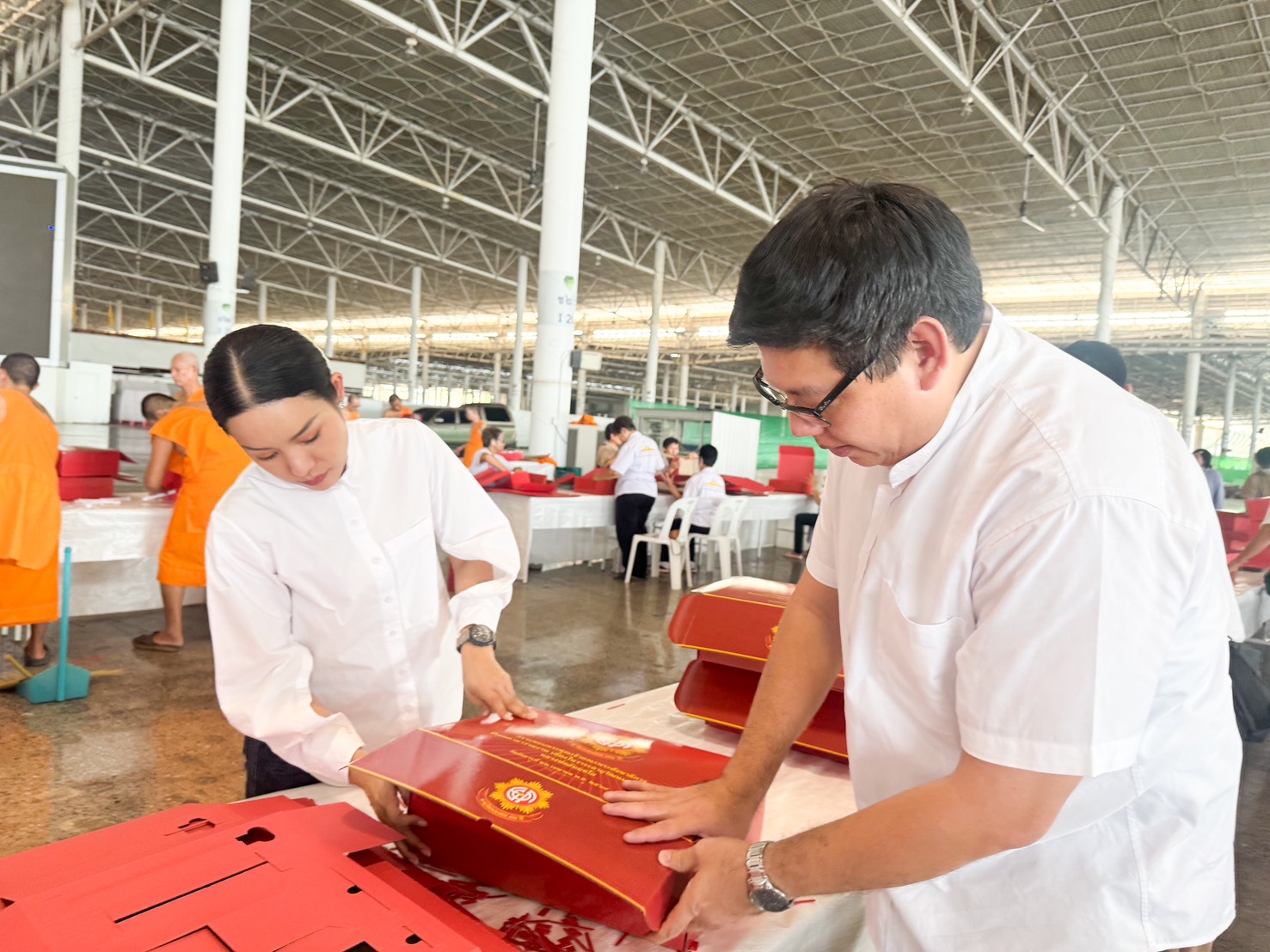 เจ้าหน้าที่วัดพระธรรมกาย และสาธุชน ร่วมพับกล่องไทยธรรม เตรียมงานถวายมหาสังฆทาน 40,000 กว่าวัดทั่วไทย
