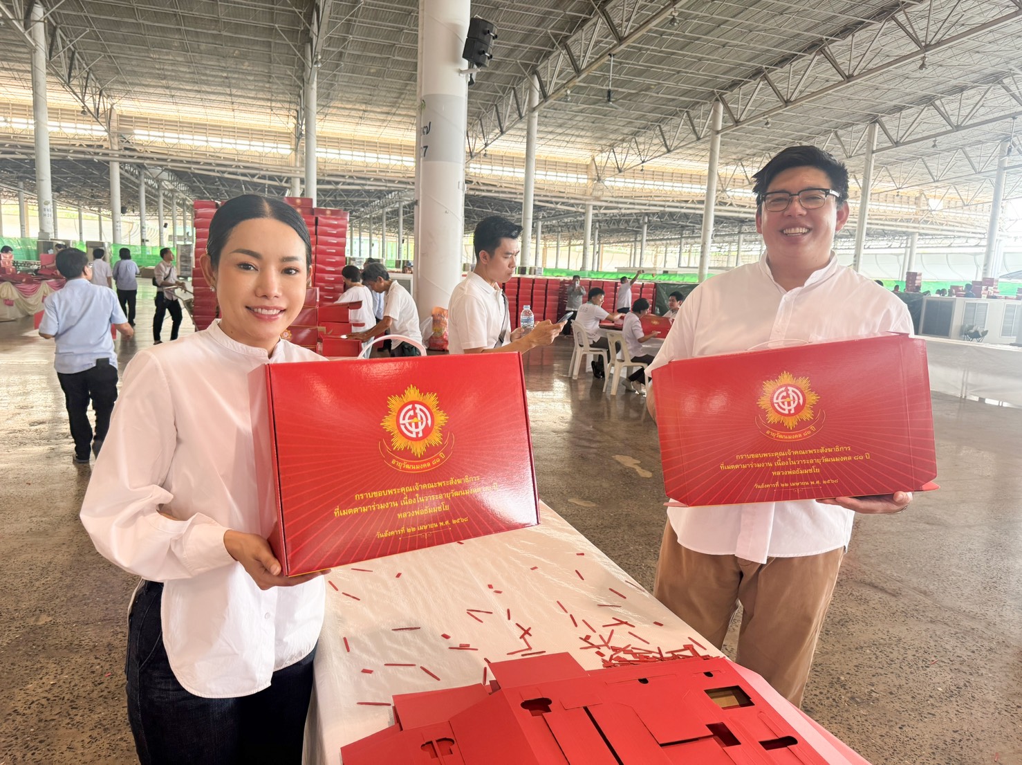 เจ้าหน้าที่วัดพระธรรมกาย และสาธุชน ร่วมพับกล่องไทยธรรม เตรียมงานถวายมหาสังฆทาน 40,000 กว่าวัดทั่วไทย